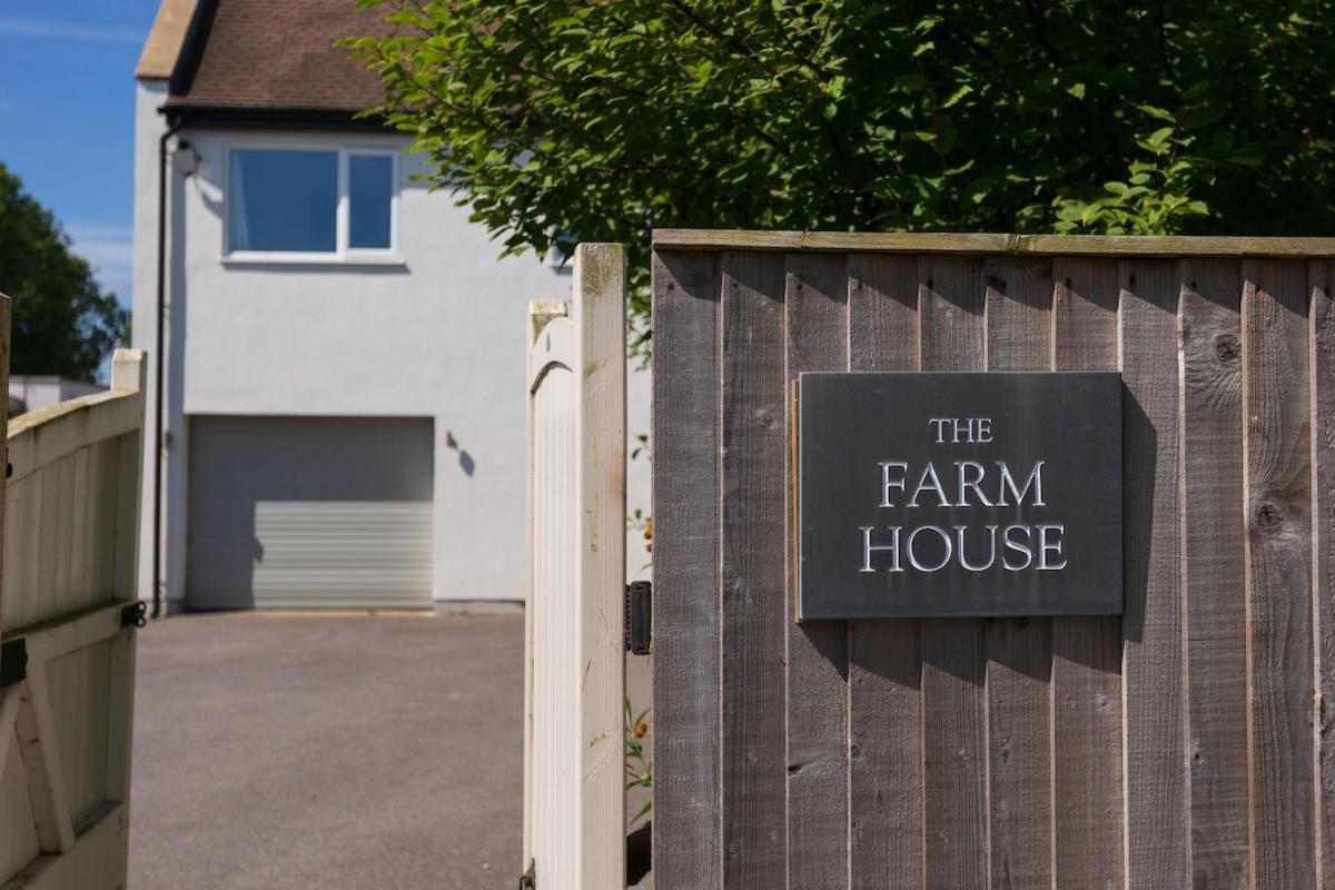 Stunningly Spacious Farm House And Annexe With 7 Beds - York — Photos 1